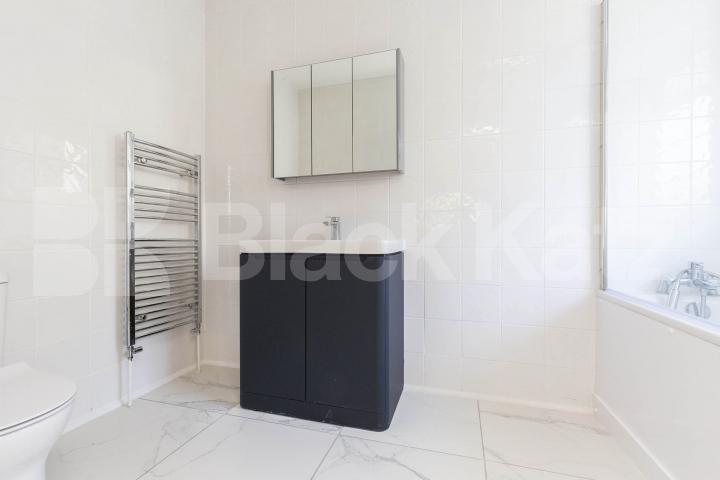 Very spacious six bed two reception rooms house with garden mins to tube Holden Road, North Finchley